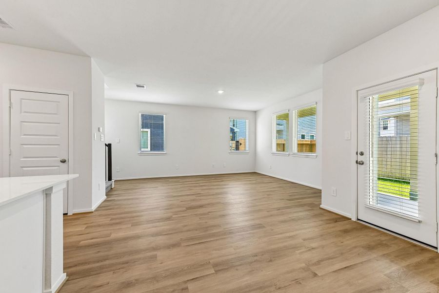 Spacious, unfurnished interior of a new home in Kemah Crossing - City Series, Kemah (Image 27).
