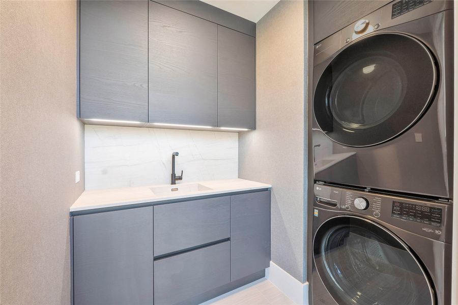 Close-up of interior finishes inside a home in , Fort Lauderdale (Image 19).