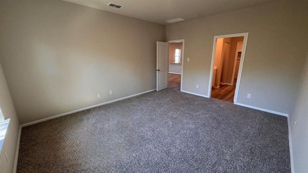 Spacious, unfurnished interior of a new home in Meadowbrook Estates, Cleburne (Image 15).