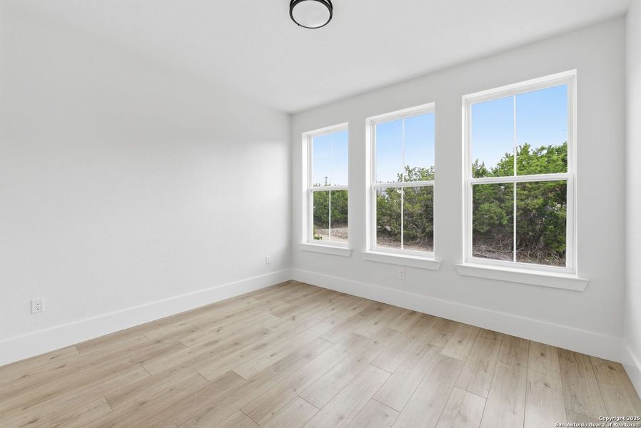 Spacious, unfurnished interior of a new home in , Bandera (Image 15).