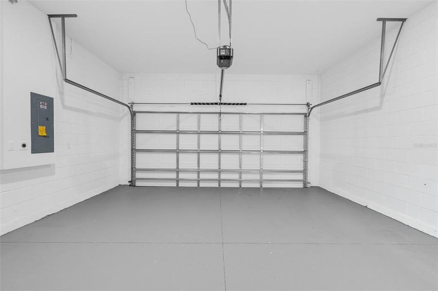 Spacious, unfurnished interior of a new home in , Citrus Springs (Image 30).