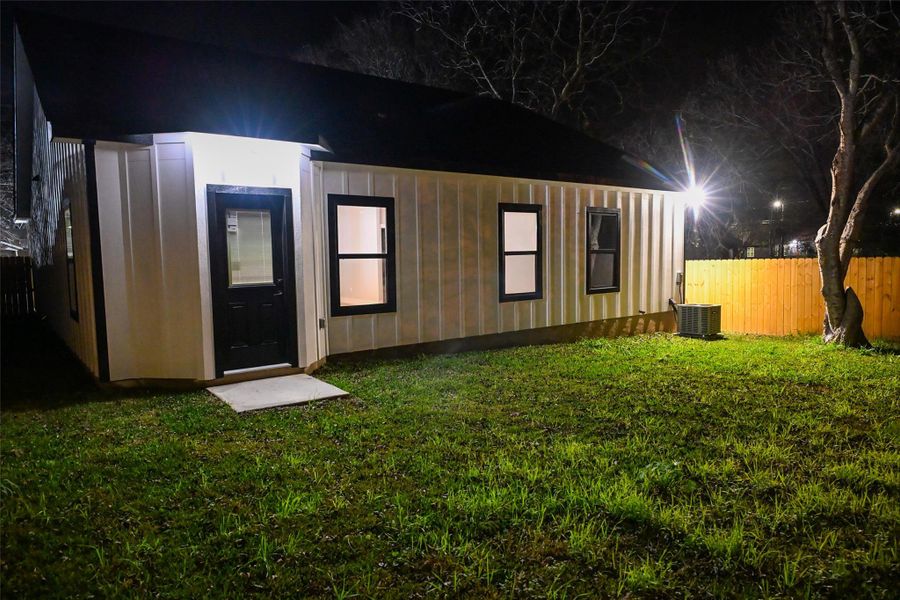 Exterior details and patio area of a home in , Luling (Image 4).