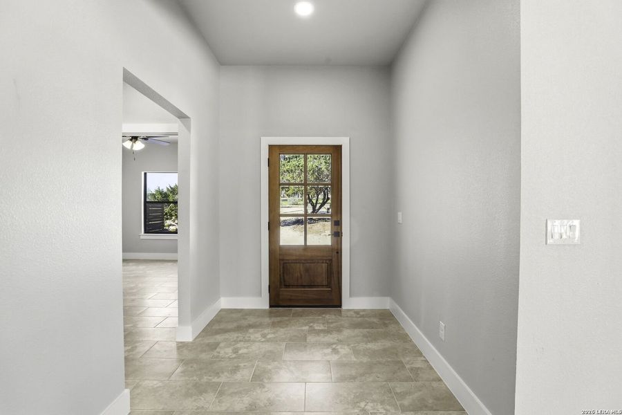 Spacious, unfurnished interior of a new home in , Canyon Lake (Image 15).