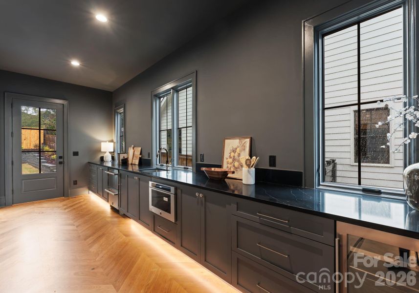 Scullery with ice maker, refrigerator/freezer drawers and a beverage refrigerator.