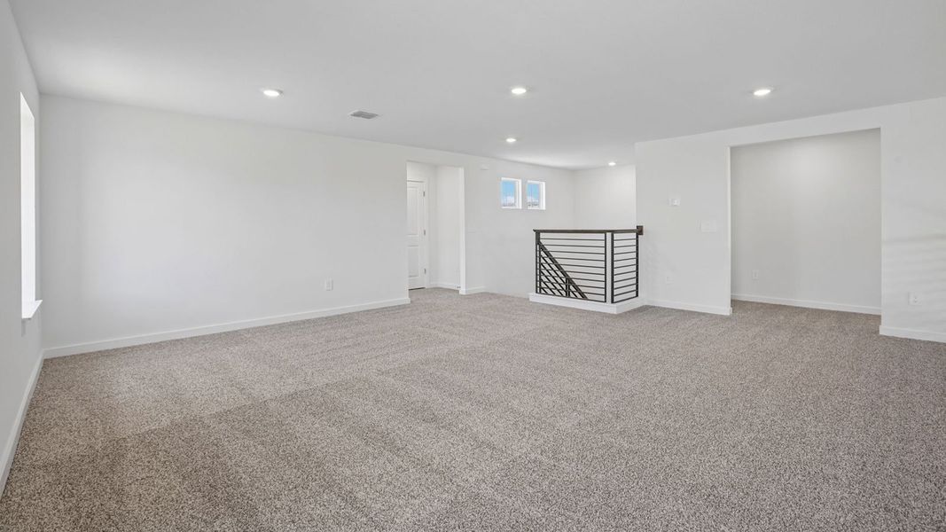 Spacious, unfurnished interior of a new home in Rosenbusch Ranch, Leander (Image 38).