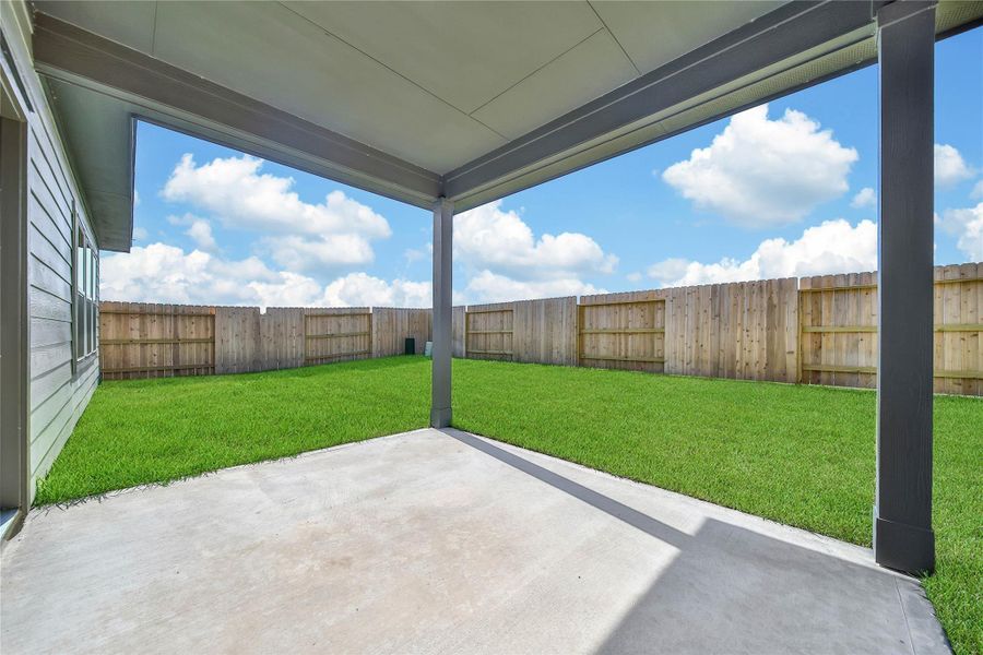 Exterior details and patio area of a home in , Rosharon (Image 21).
