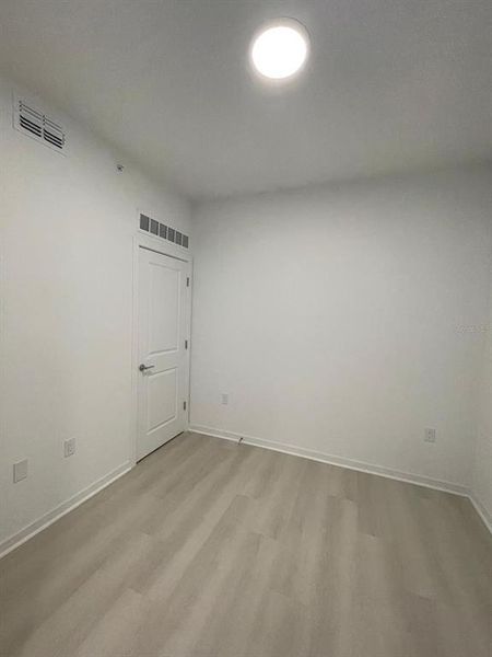 Spacious, unfurnished interior of a new home in , Orlando (Image 11).