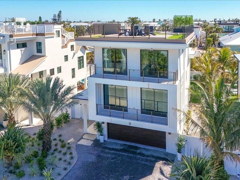 Condo located in Anna Maria, FL showcasing its design and architecture (Image 4).