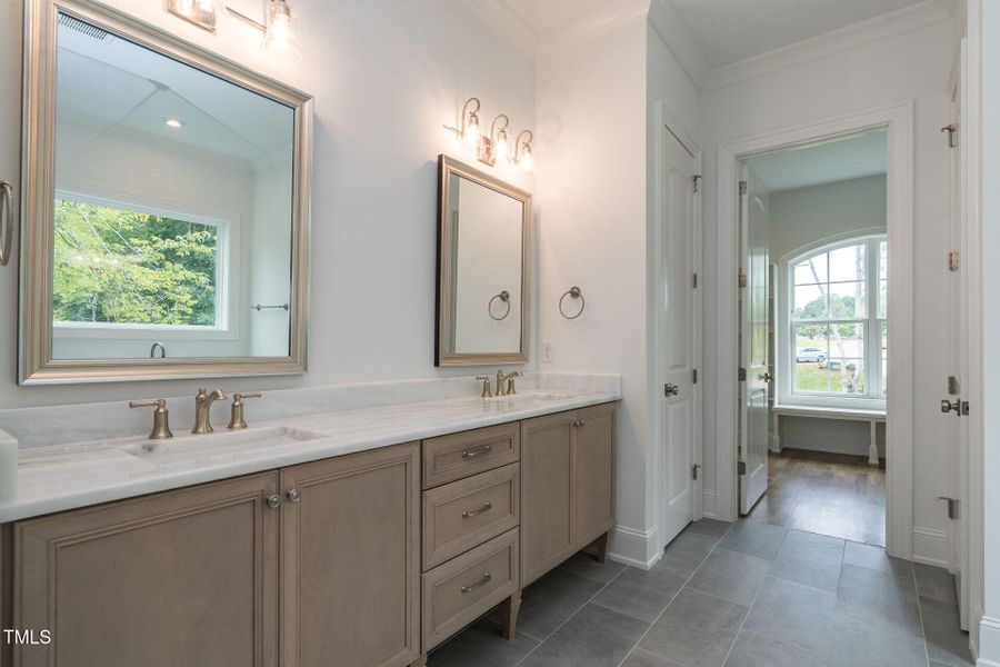 018-1920x1080-primary-bathroom