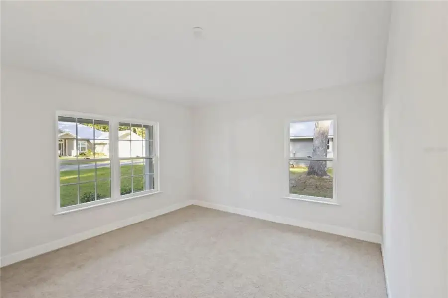 Spacious, unfurnished interior of a new home in Royal Highlands, Weeki Wachee (Image 11).