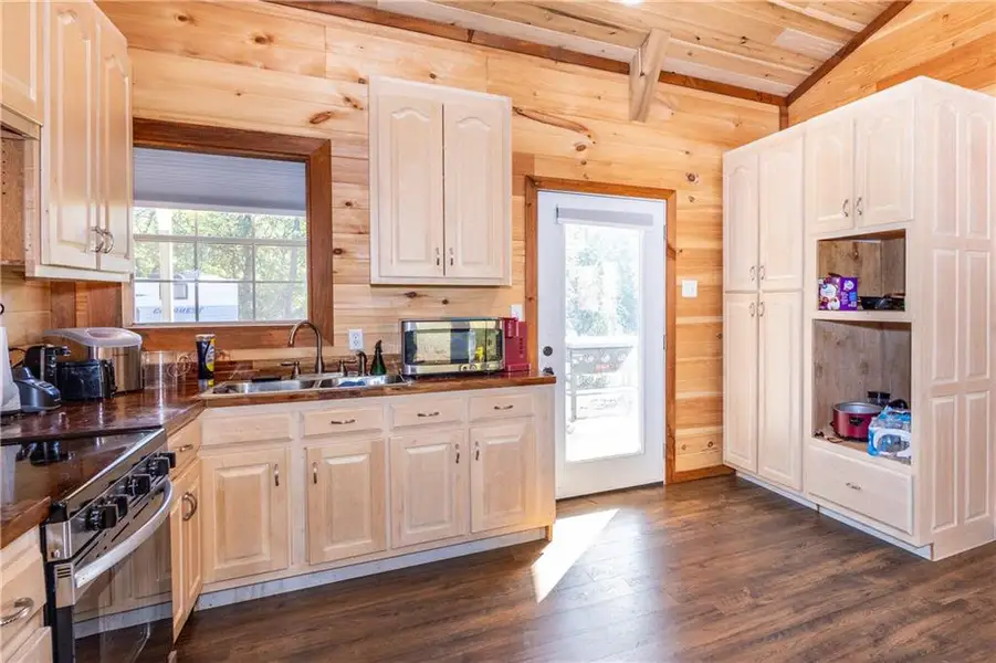 Furnished interior view inside a new home in , Jasper (Image 9).