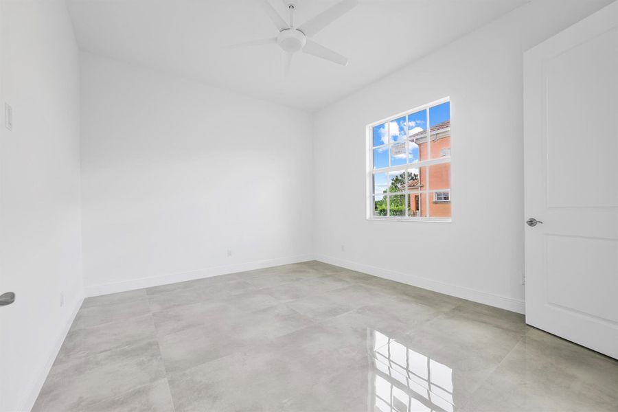 Spacious, unfurnished interior of a new home in , Palm City (Image 14).