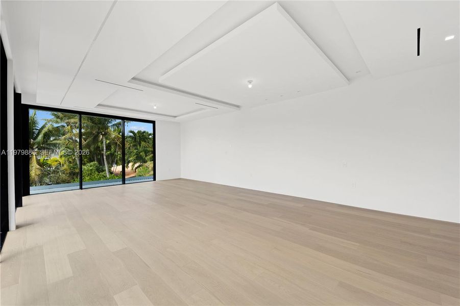 Spacious, unfurnished interior of a new home in , Miami Beach (Image 37).