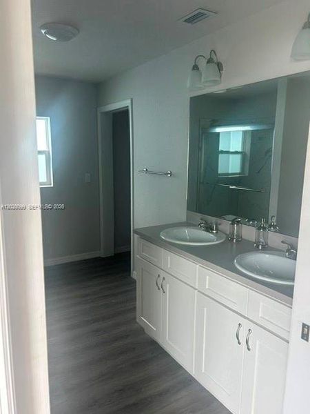 Master en-suite bathroom