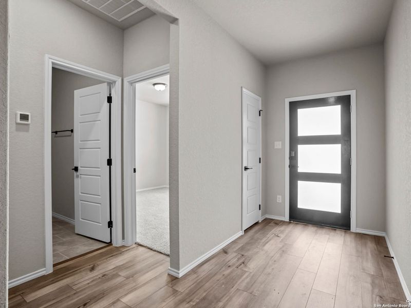 Spacious, unfurnished interior of a new home in Royal Crest, San Antonio (Image 13).