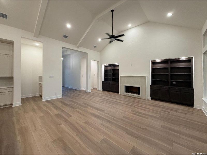 Spacious, unfurnished interior of a new home in Waldsanger, New Braunfels (Image 23).