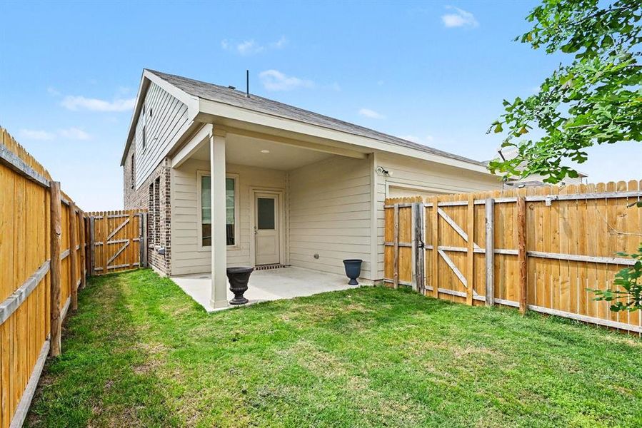 Exterior details and patio area of a home in Northpointe, Fort Worth (Image 4).