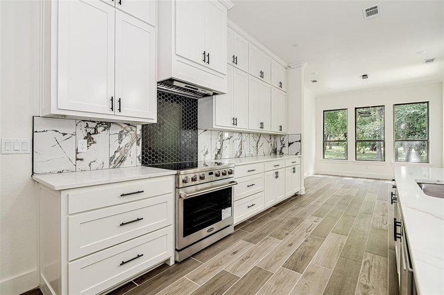 Furnished interior view inside a new home in , Grand Prairie (Image 9).