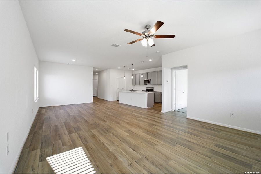 Spacious, unfurnished interior of a new home in Cloud Country, New Braunfels (Image 26).