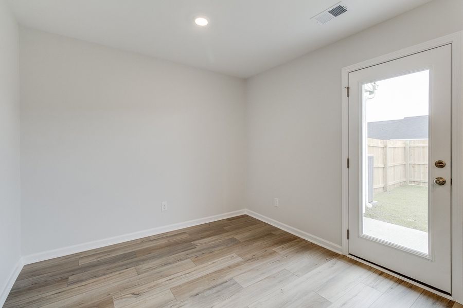 Spacious, unfurnished interior of a new home in Astoria, Columbia (Image 19).