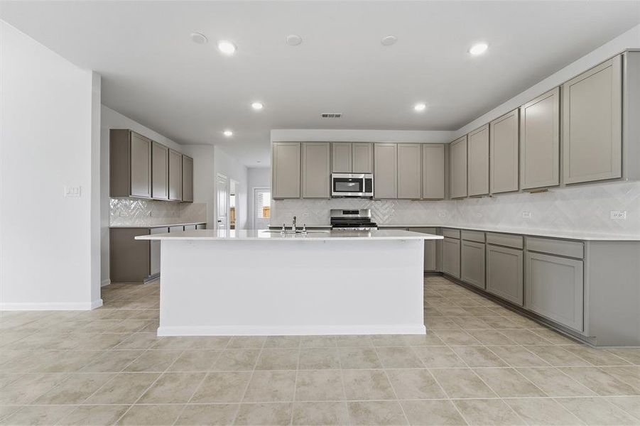 Furnished interior view inside a new home in Saddlebrook Estates, Waxahachie (Image 5).