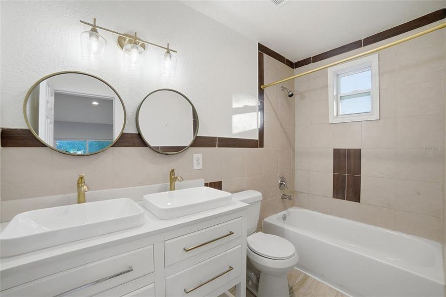 Furnished interior view inside a new home in , Orlando (Image 8).