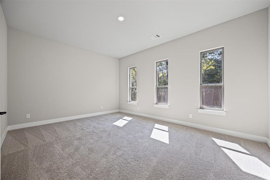 Spacious, unfurnished interior of a new home in Waterfall Ranch - 1 Acre Lots, Waxahachie (Image 12). Spacious, unfurnished interior of a new home in Waterfall Ranch - 1 Acre Lots, Waxahachie (Image 12).