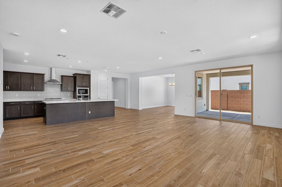 Spacious, unfurnished interior of a new home in Allen Ranches, Litchfield Park (Image 14).