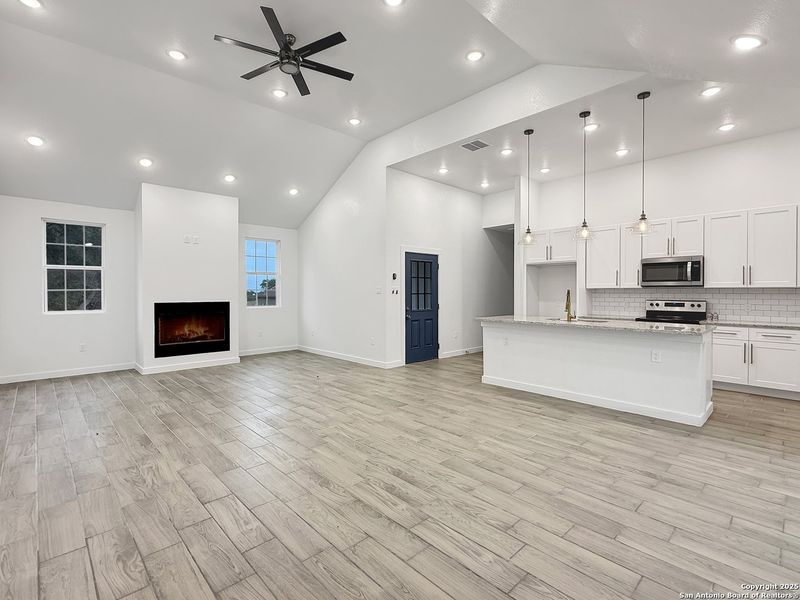 Spacious, unfurnished interior of a new home in , Blanco (Image 9).