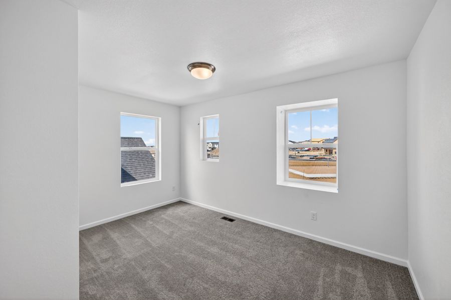 Spacious, unfurnished interior of a new home in Sky Ranch, Aurora (Image 13).