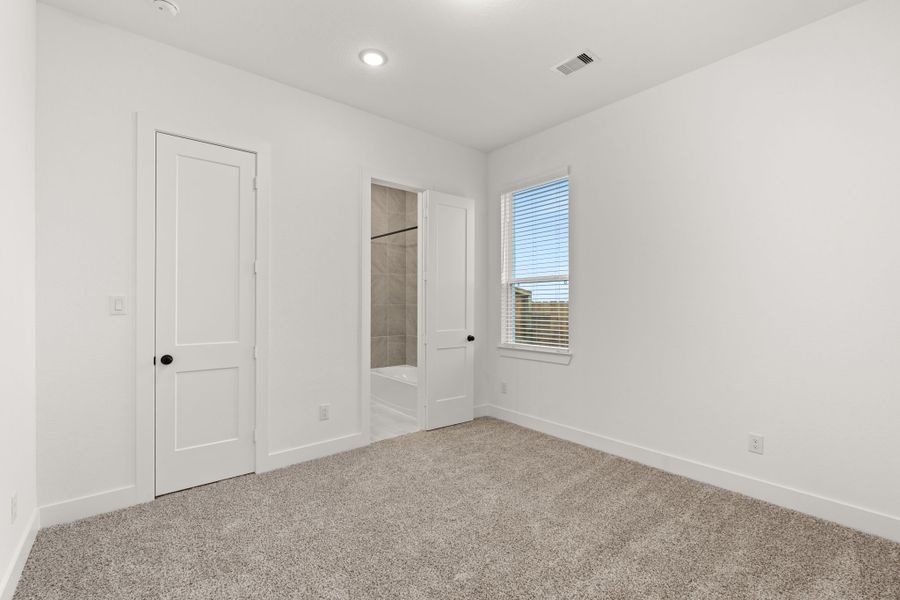 Spacious, unfurnished interior of a new home in Fulshear Lakes, Fulshear (Image 24).