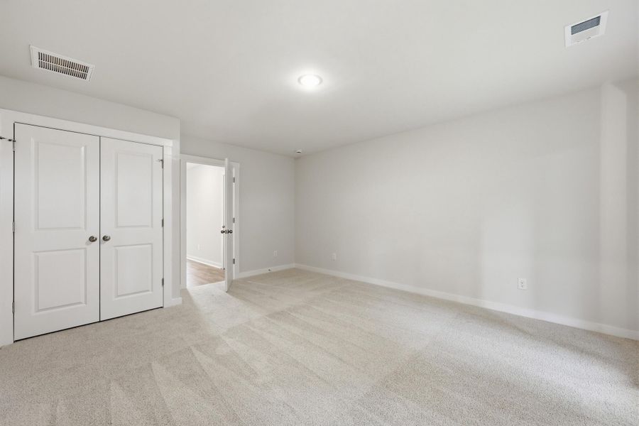 Spacious, unfurnished interior of a new home in Rhetts Cove, Johns Island (Image 11).