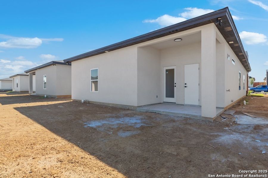 Exterior details and patio area of a home in , Laredo (Image 4).