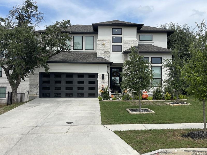 Front exterior of a new home in Vista Alta Del Veramendi, New Braunfels, TX, highlighting curb appeal (Image 1). Front exterior of a new home in Vista Alta Del Veramendi, New Braunfels, TX, highlighting curb appeal (Image 1).