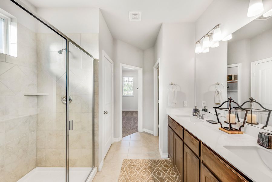 Furnished interior view inside a new home in Oak Valley, Terrell (Image 57).