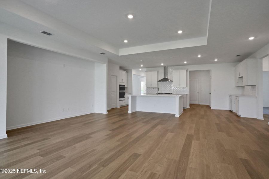 Spacious, unfurnished interior of a new home in Jennings Farm, Middleburg (Image 31).