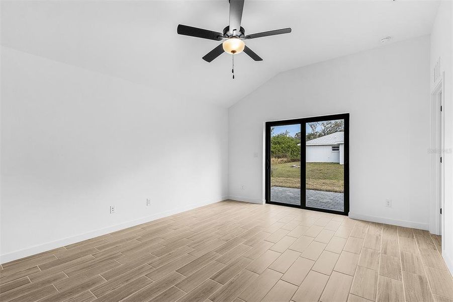 Spacious, unfurnished interior of a new home in Port Charlotte, North Port (Image 15).