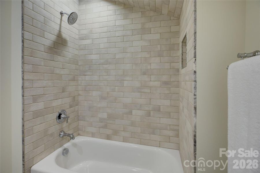 Full bathroom for bedroom 1 & 2