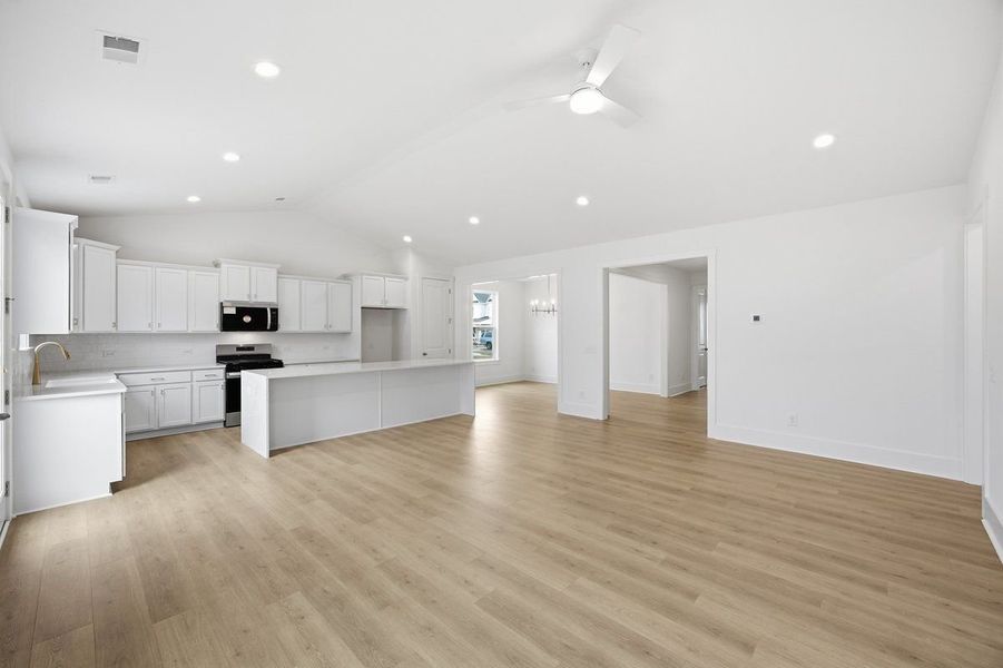 Spacious, unfurnished interior of a new home in Homecoming, Ravenel (Image 8).