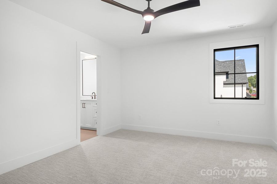 BR 4 shares J&J and has a walk in closet