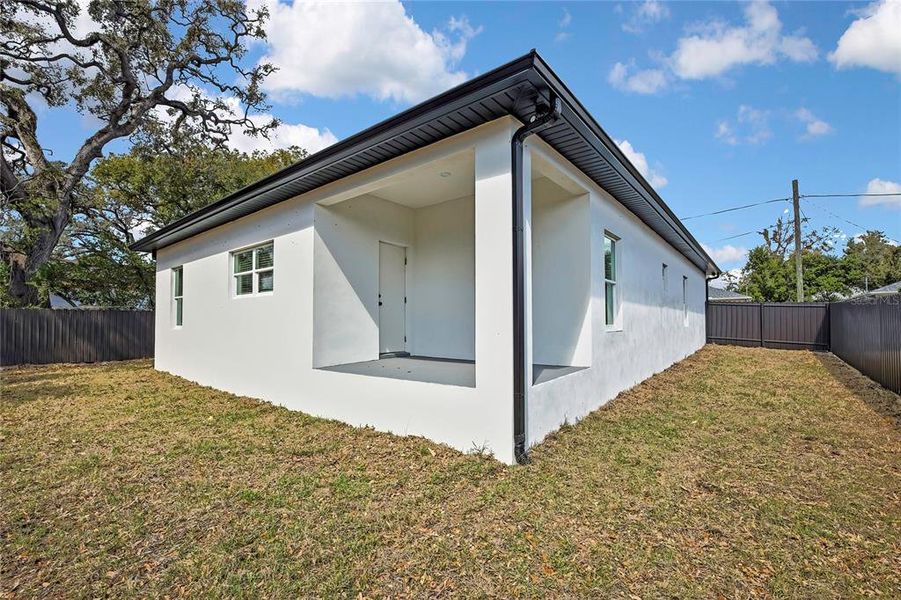 Exterior details and patio area of a home in , Tampa (Image 4).