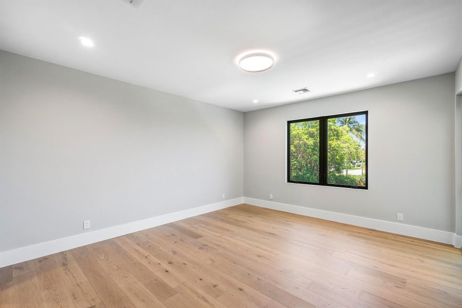 Spacious, unfurnished interior of a new home in , West Palm Beach (Image 9).