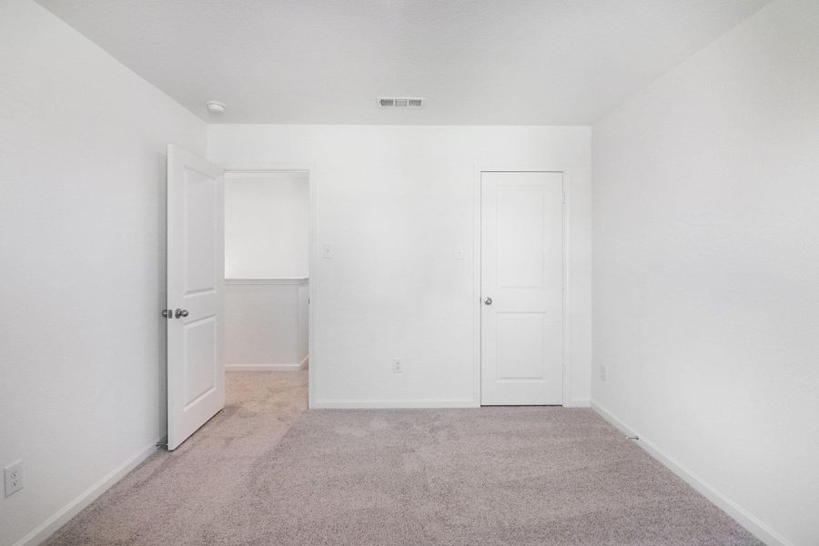 Spacious, unfurnished interior of a new home in Eagles Landing, Elgin (Image 13).