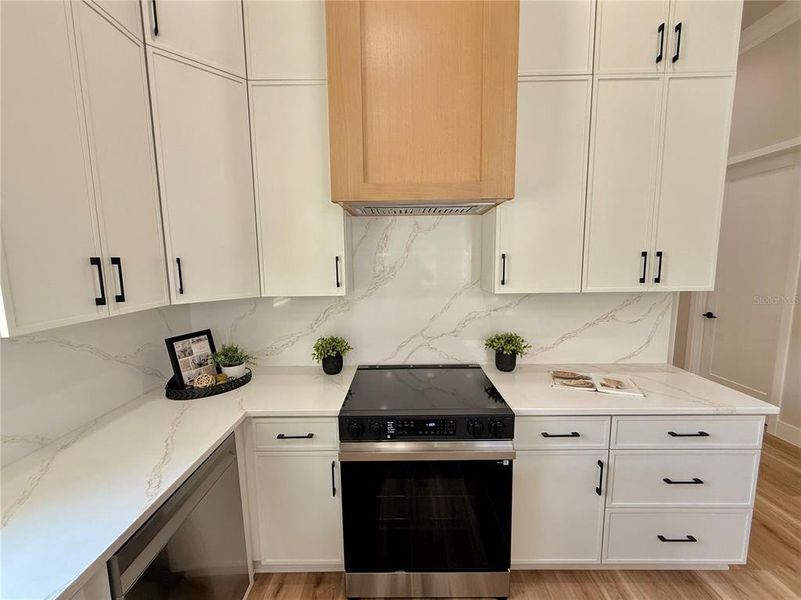 Furnished interior view inside a new home in , Orlando (Image 10).