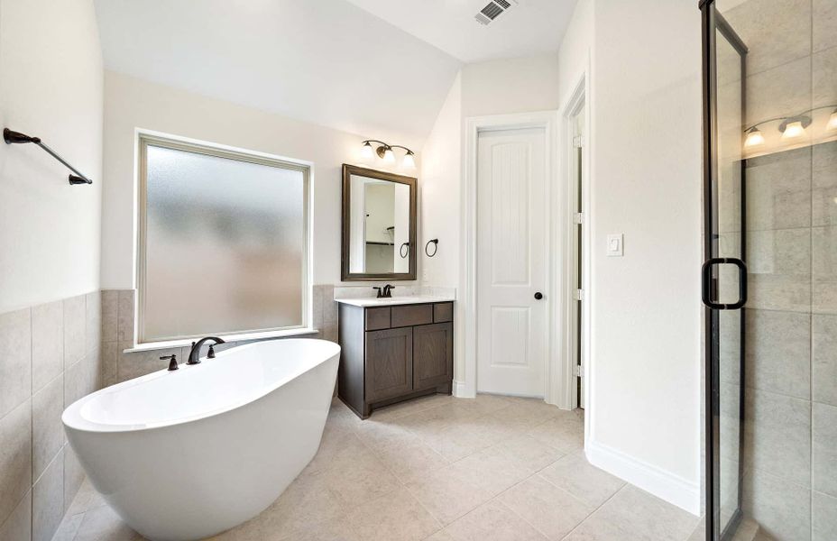 Representative furnished interior of a home built from the 2500 by Ravenna Homes in The Highlands 55′, Porter (Image 10). Representative furnished interior of a home built from the 2500 by Ravenna Homes in The Highlands 55′, Porter (Image 10).