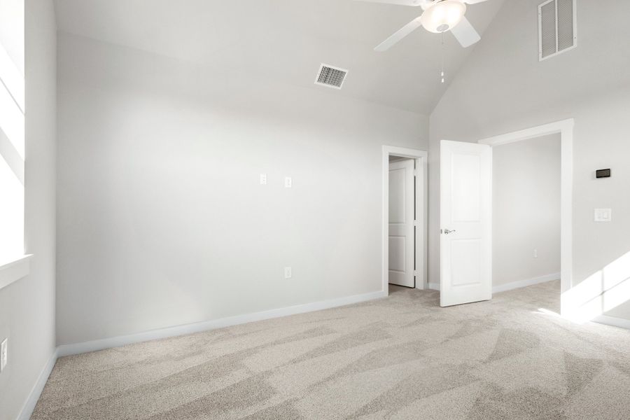 Spacious, unfurnished interior of a new home in Wildridge, Oak Point (Image 22).