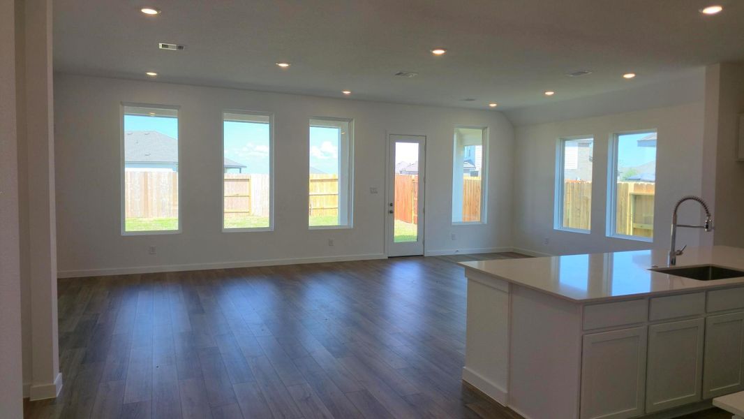 Spacious, unfurnished interior of a new home in Lago Mar, Texas City (Image 10).