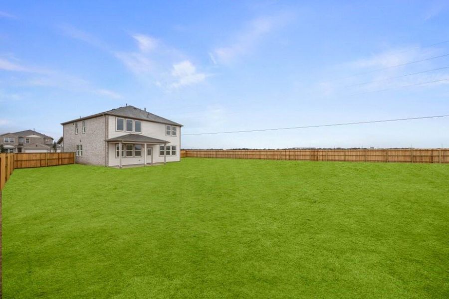 Exterior details and patio area of a home in Creekhaven, Iowa Colony (Image 3).