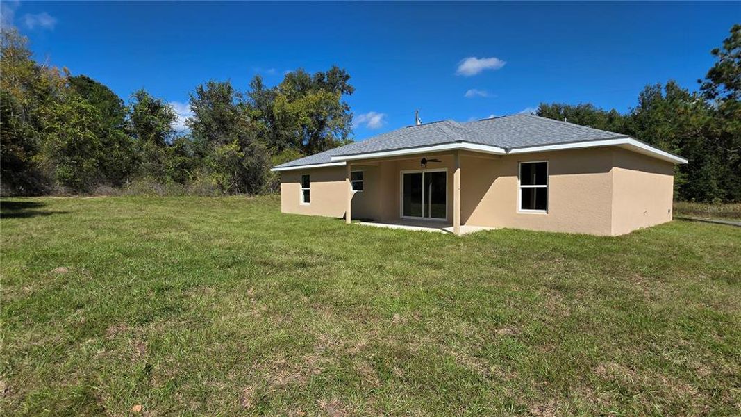 Exterior details and patio area of a home in , Dunnellon (Image 1).