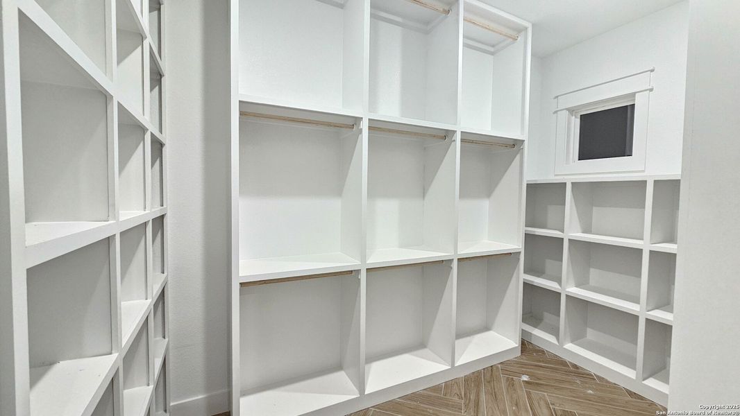 Spacious, unfurnished interior of a new home in , La Vernia (Image 17).